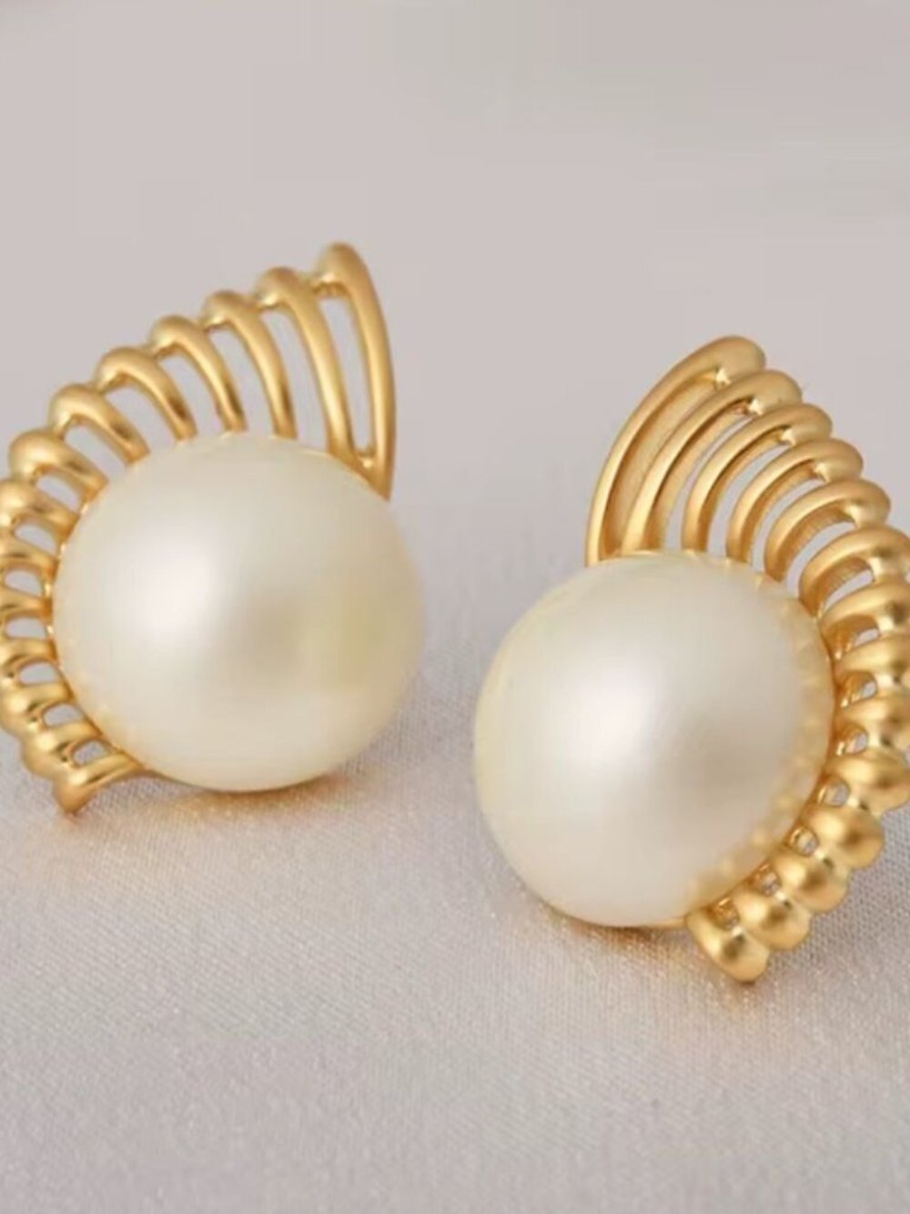 Elegant Gold andCream Earrings M472